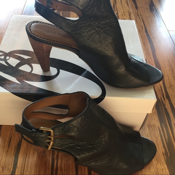 Black Nine West Peep Toe Shoe: Size 9 1/2 🖤 - Picture 6 of 8